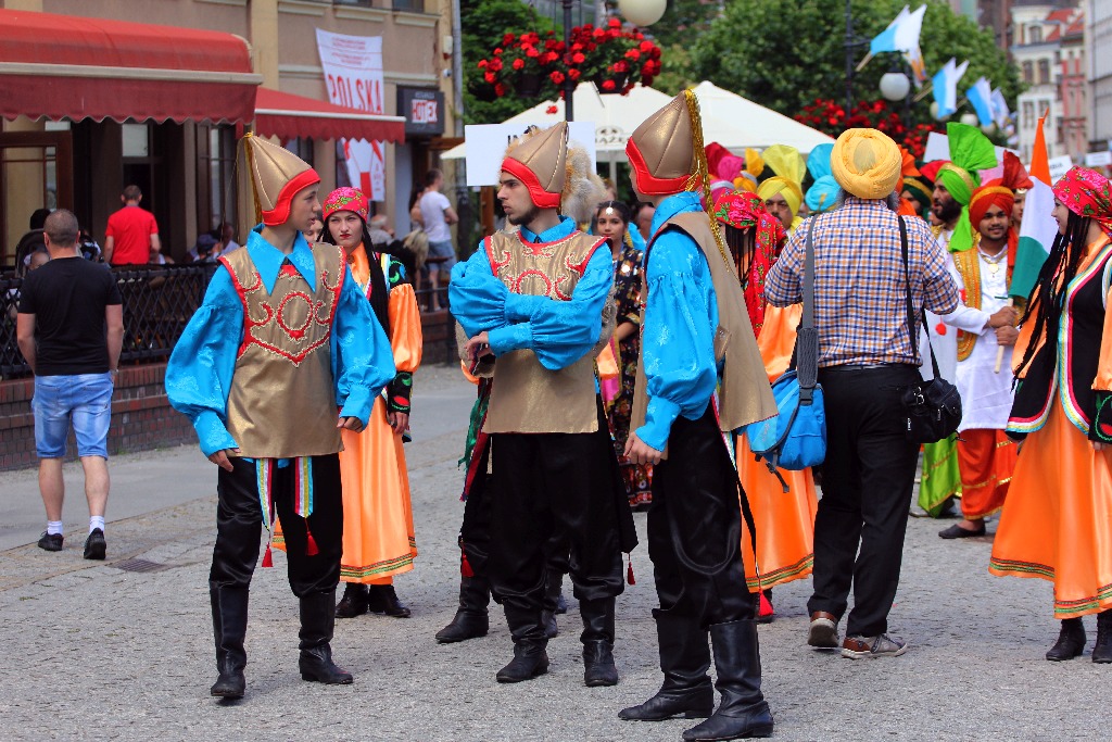 Barwny korowód folklorystyczny przeszedł przez Legnicę
