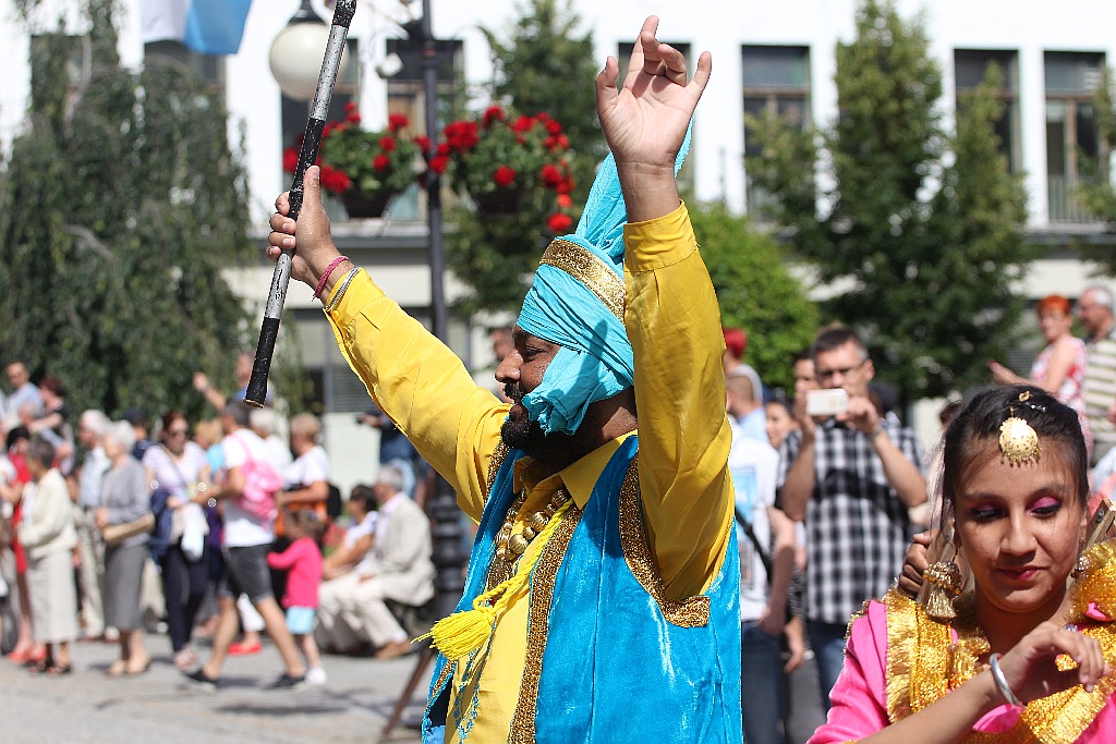 Barwny korowód folklorystyczny przeszedł przez Legnicę