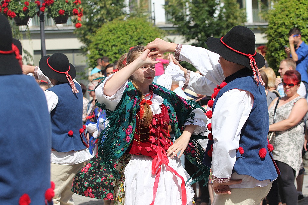 Barwny korowód folklorystyczny przeszedł przez Legnicę