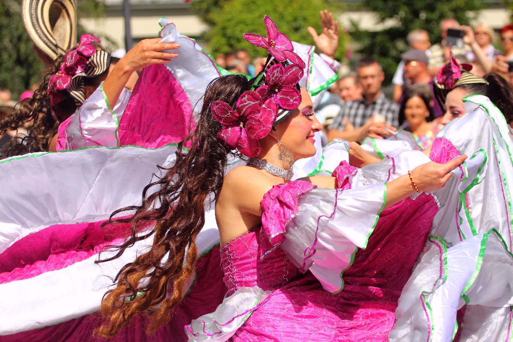 Barwny korowód folklorystyczny przeszedł przez Legnicę