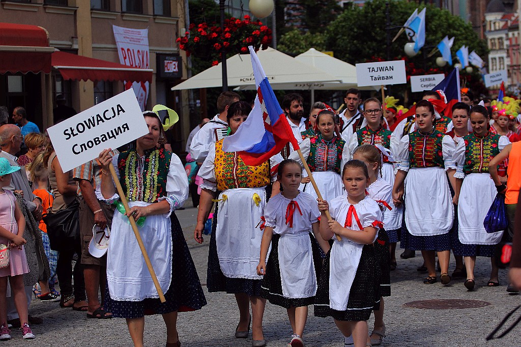 Barwny korowód folklorystyczny przeszedł przez Legnicę