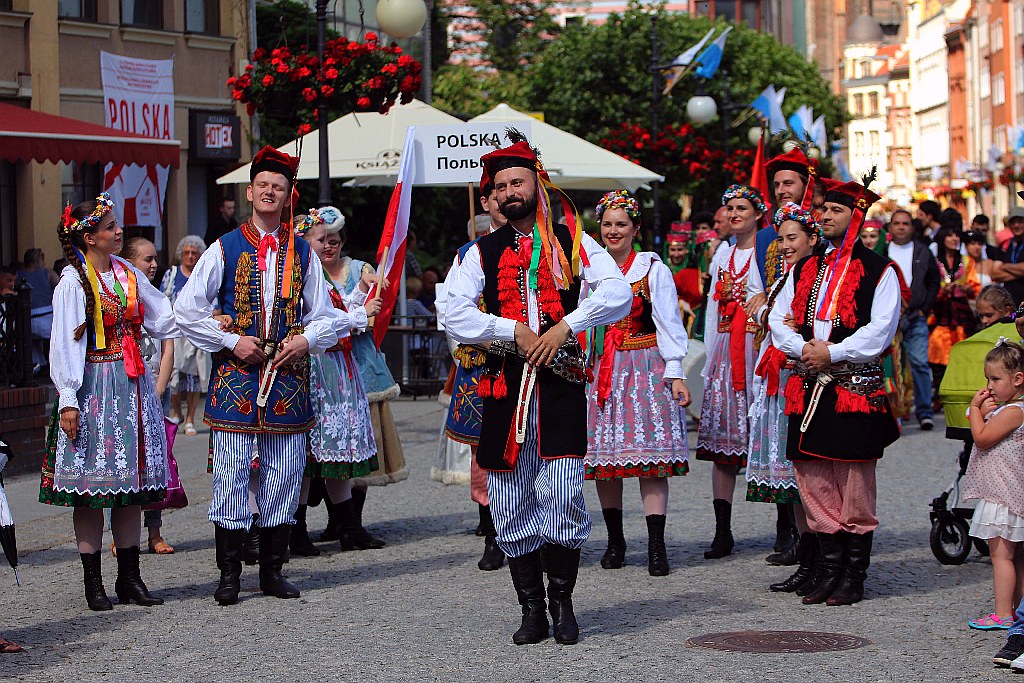 Barwny korowód folklorystyczny przeszedł przez Legnicę