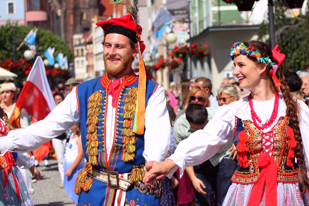 Barwny korowód folklorystyczny przeszedł przez Legnicę