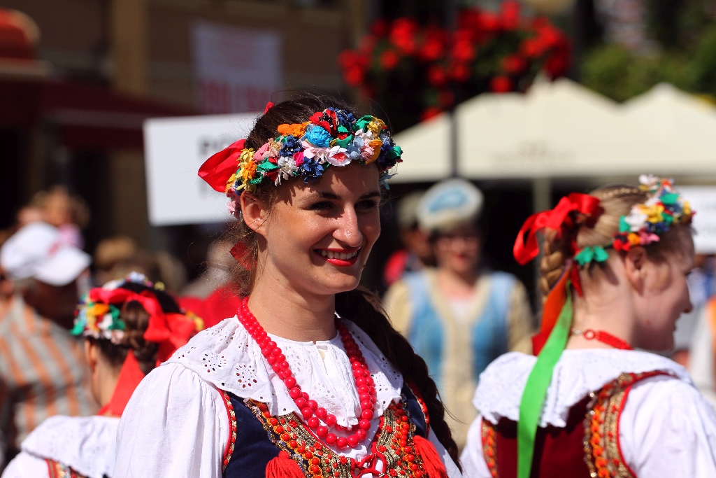 Barwny korowód folklorystyczny przeszedł przez Legnicę
