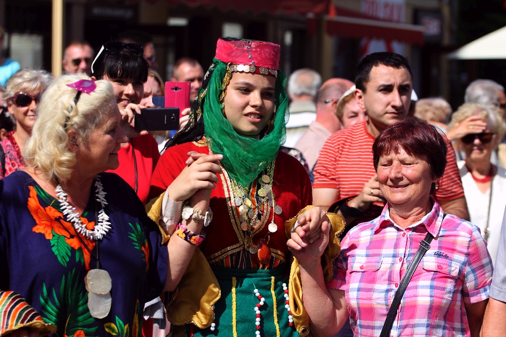 Barwny korowód folklorystyczny przeszedł przez Legnicę