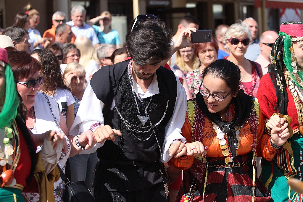 Barwny korowód folklorystyczny przeszedł przez Legnicę