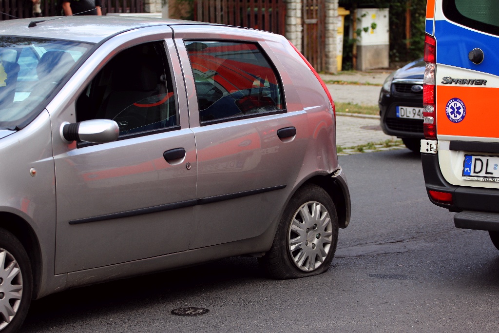 Wypadek na Okrężnej. Trzy osoby odwieziono do szpitala