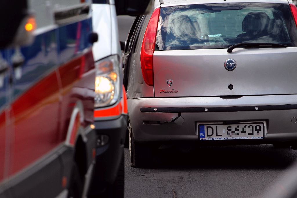 Wypadek na Okrężnej. Trzy osoby odwieziono do szpitala