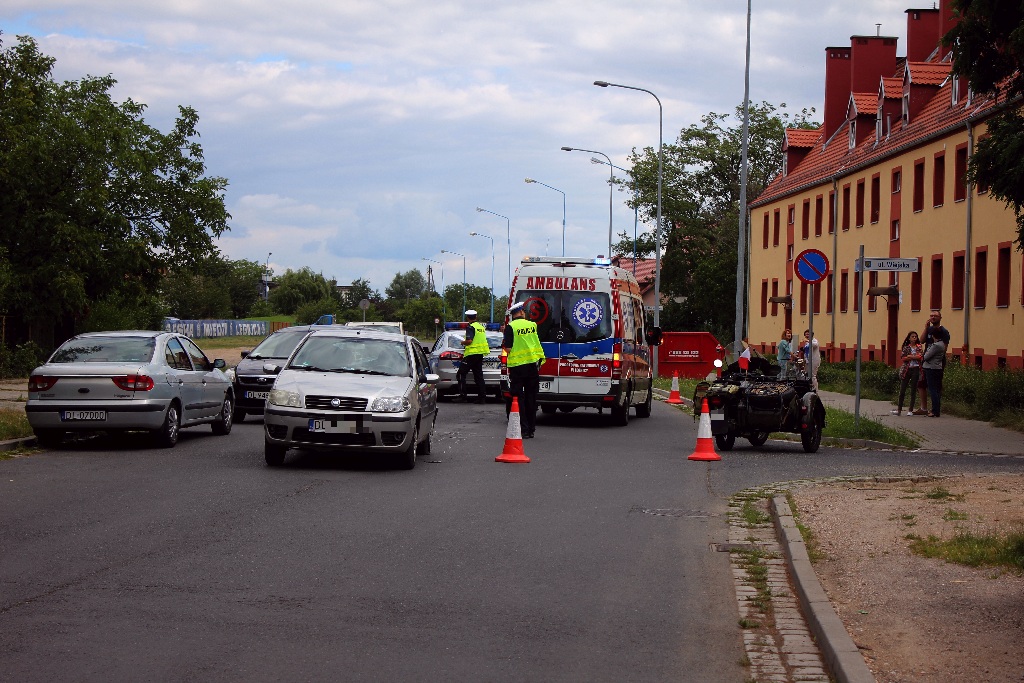 Wypadek na Okrężnej. Trzy osoby odwieziono do szpitala