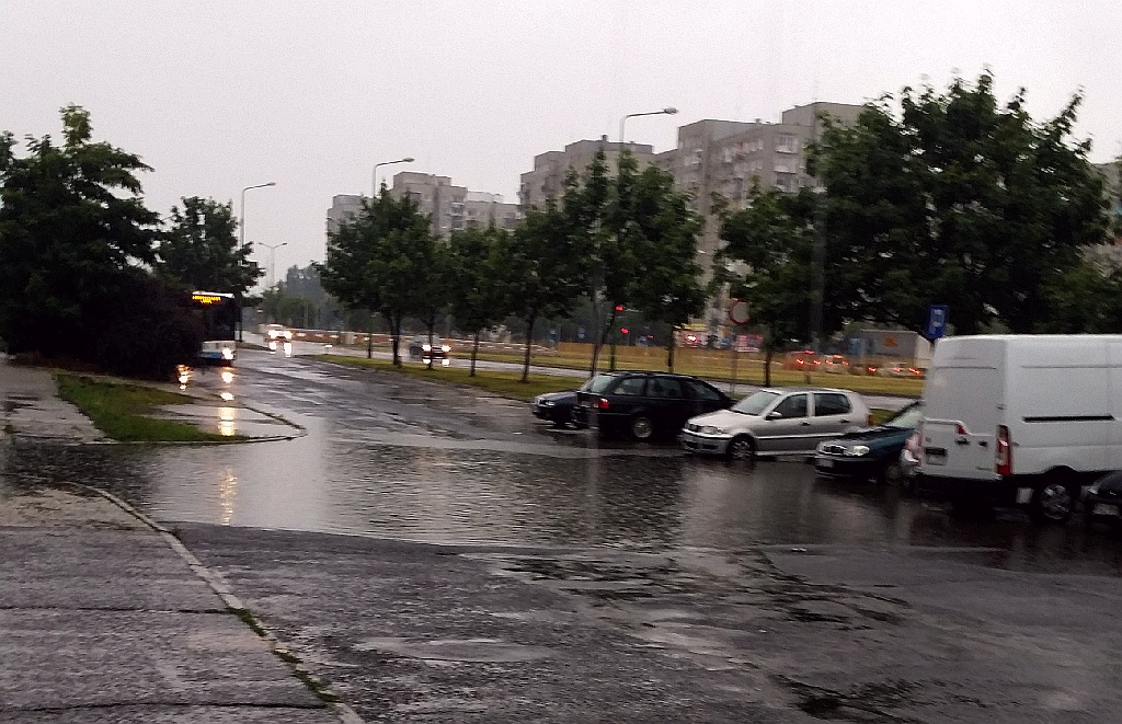 Zalane ulice po porannej ulewie, która przeszła nad Legnicą