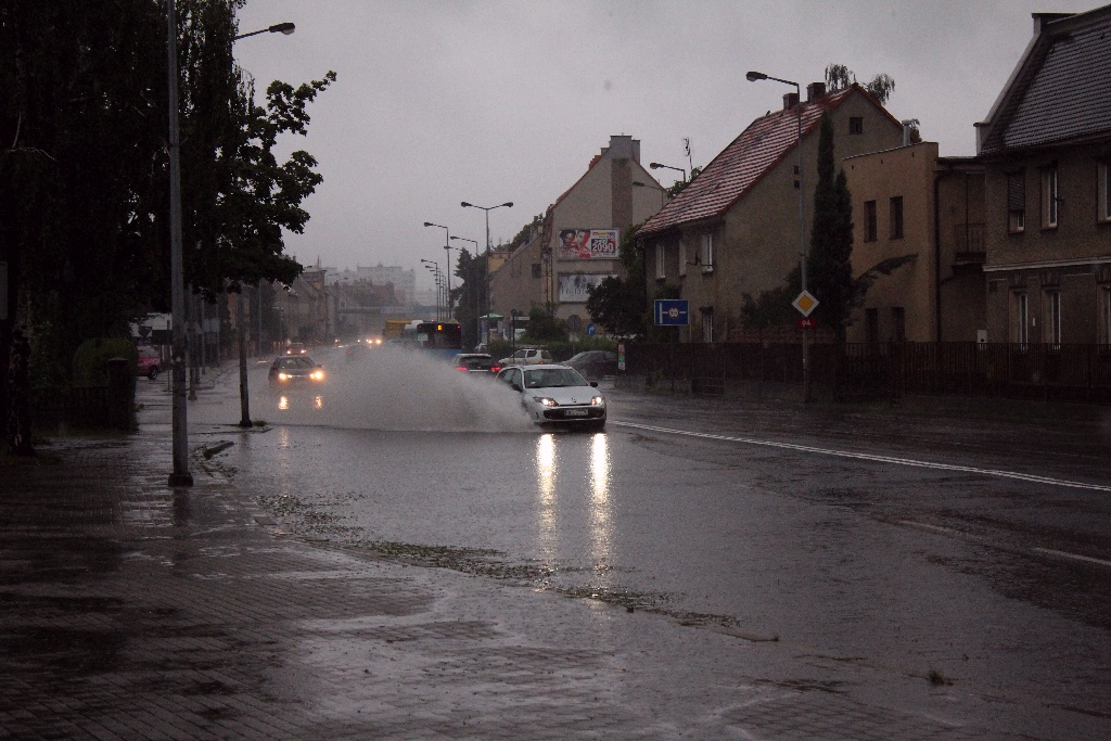 Zalane ulice po porannej ulewie, która przeszła nad Legnicą