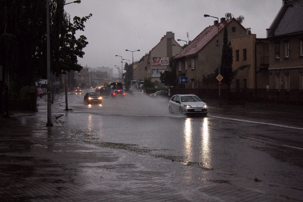 Zalane ulice po porannej ulewie, która przeszła nad Legnicą