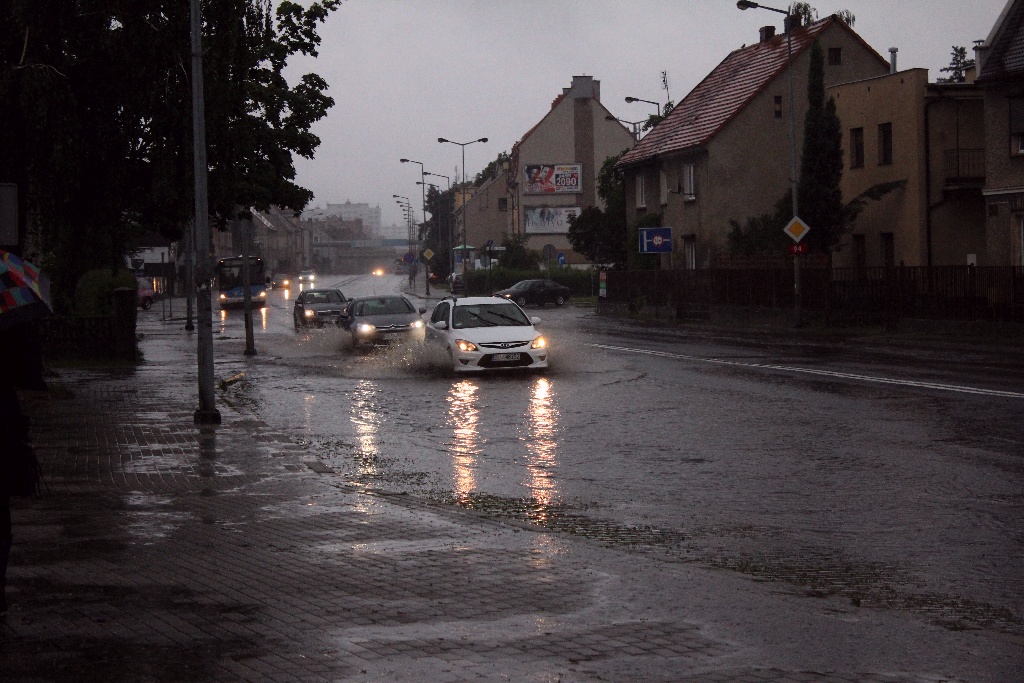 Zalane ulice po porannej ulewie, która przeszła nad Legnicą