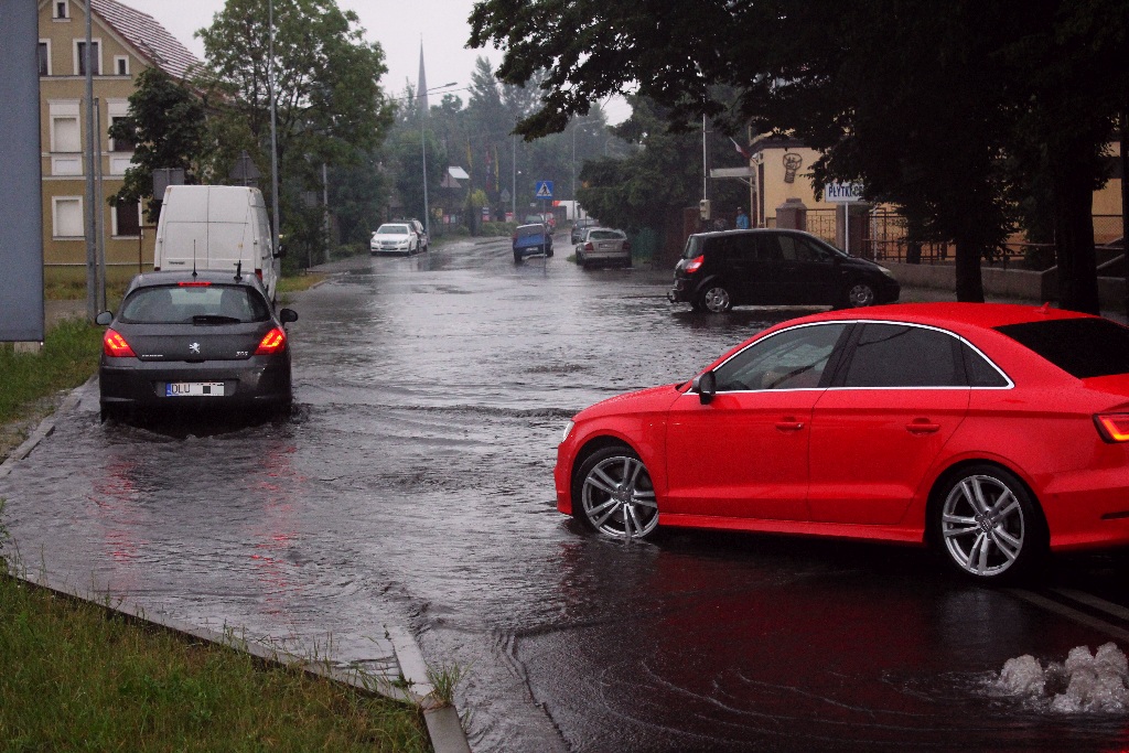 Zalane ulice po porannej ulewie, która przeszła nad Legnicą