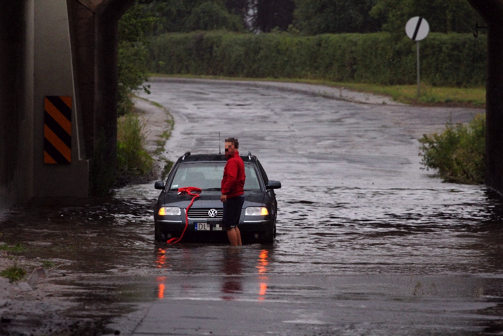 Zalane ulice po porannej ulewie, która przeszła nad Legnicą
