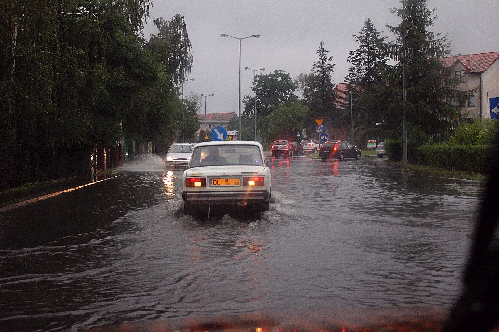 Zalane ulice po porannej ulewie, która przeszła nad Legnicą