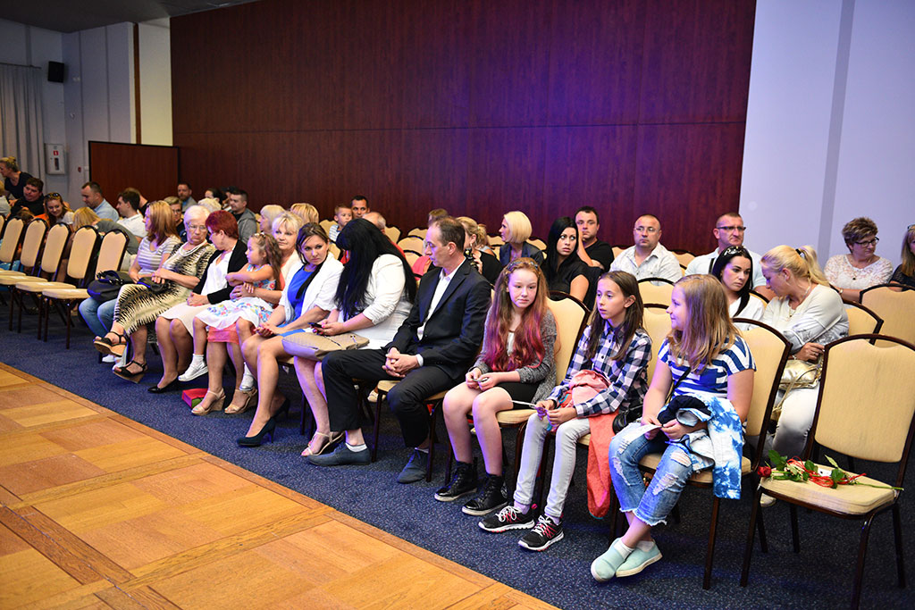 Gwiazdy seriali pokazały kreacje legnickich projektantów