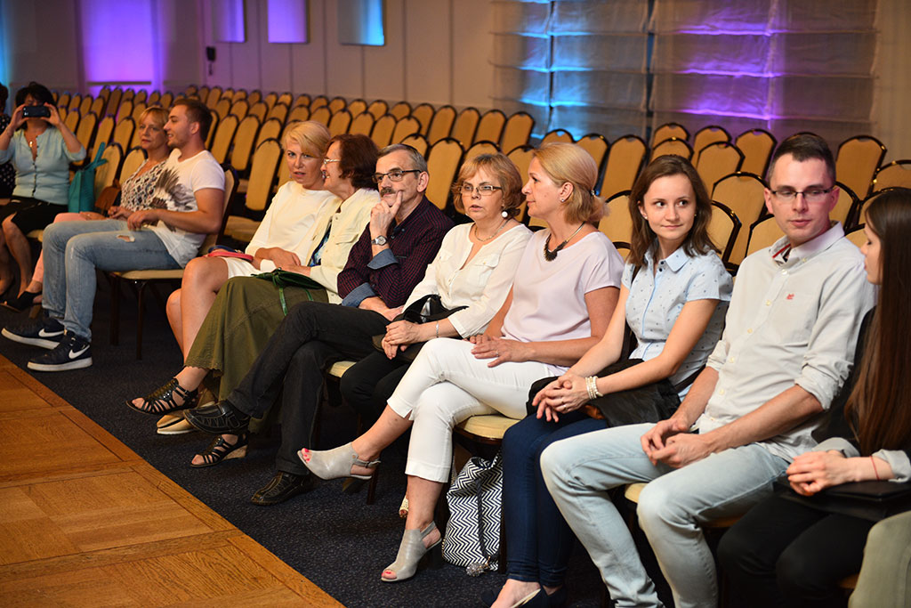 Gwiazdy seriali pokazały kreacje legnickich projektantów