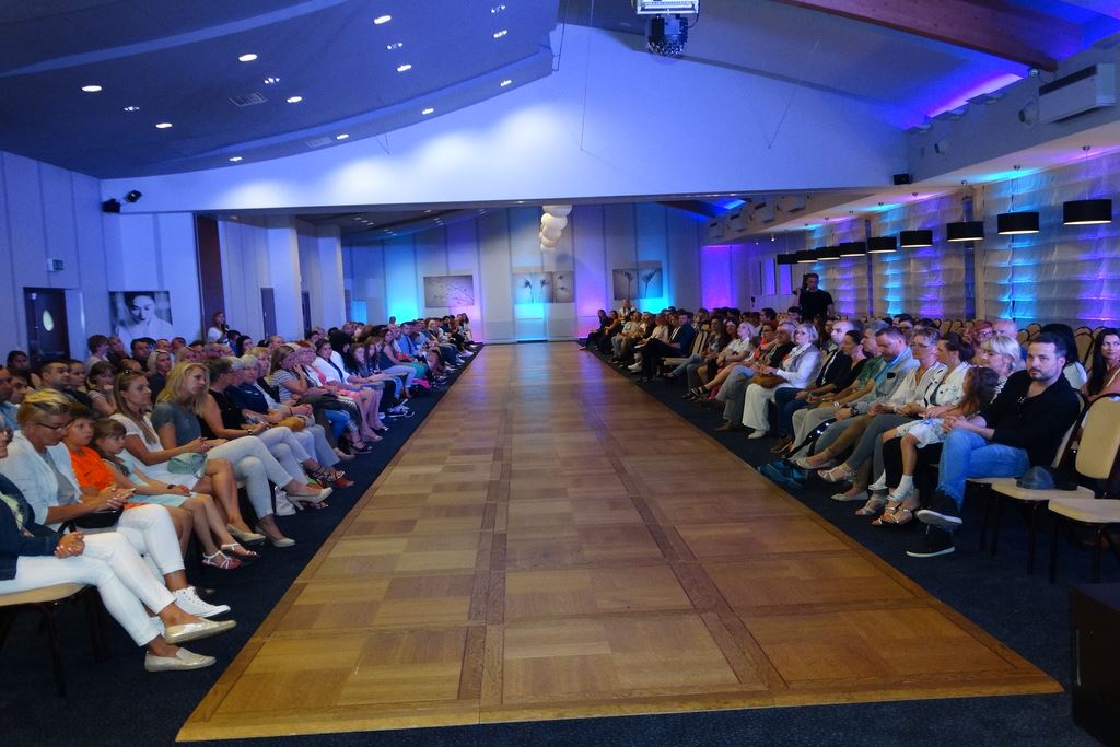 Pokaz mody. Aktorzy i projektanci specjalnie dla Konrada