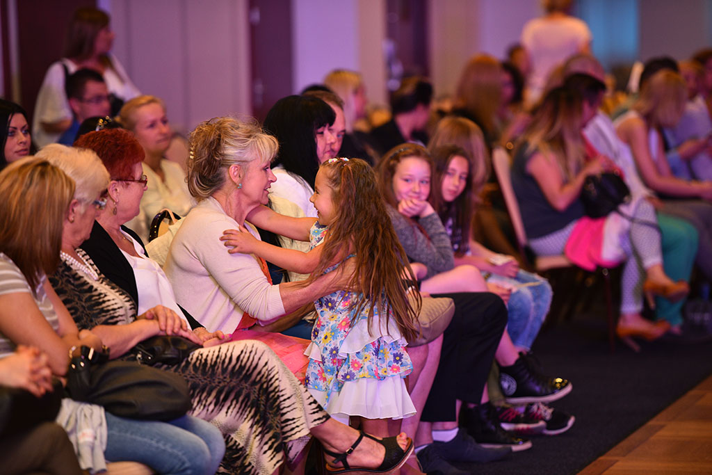 Gwiazdy seriali pokazały kreacje legnickich projektantów