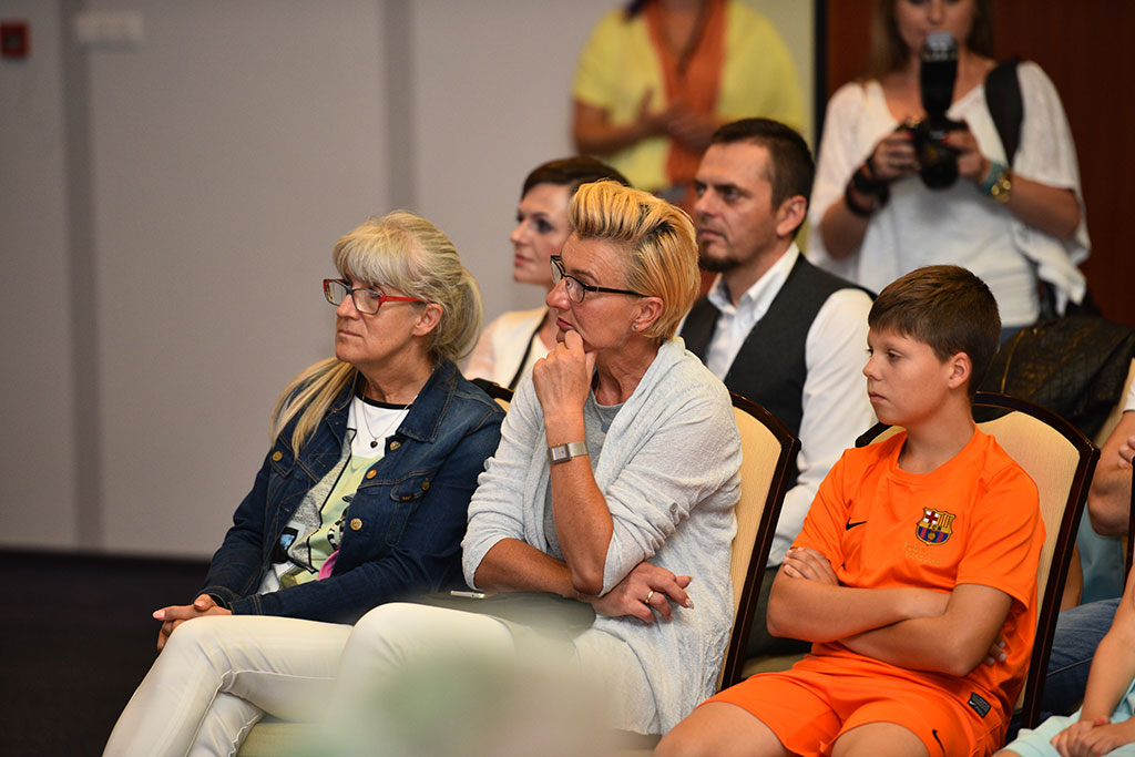 Gwiazdy seriali pokazały kreacje legnickich projektantów