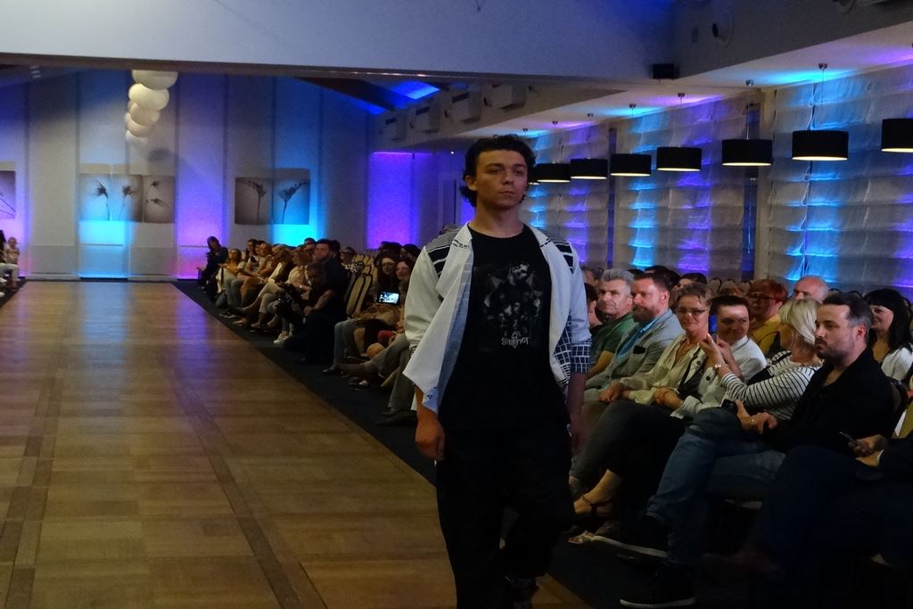 Pokaz mody. Aktorzy i projektanci specjalnie dla Konrada