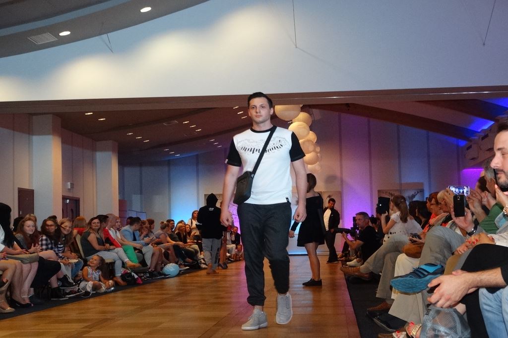 Pokaz mody. Aktorzy i projektanci specjalnie dla Konrada