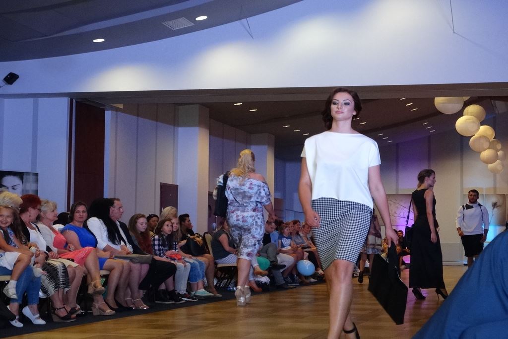 Pokaz mody. Aktorzy i projektanci specjalnie dla Konrada
