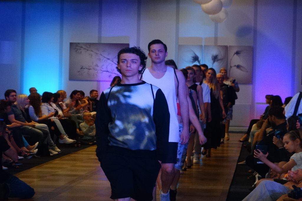 Pokaz mody. Aktorzy i projektanci specjalnie dla Konrada