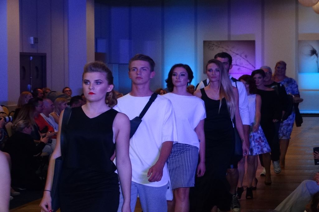 Pokaz mody. Aktorzy i projektanci specjalnie dla Konrada