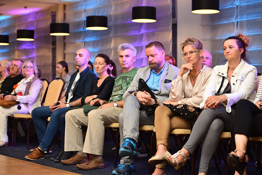 Gwiazdy seriali pokazały kreacje legnickich projektantów