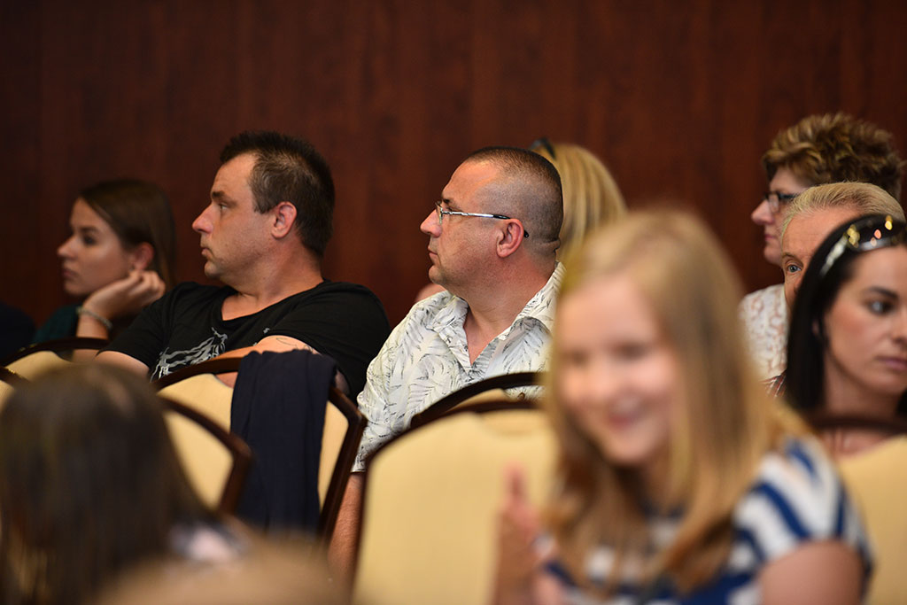 Gwiazdy seriali pokazały kreacje legnickich projektantów