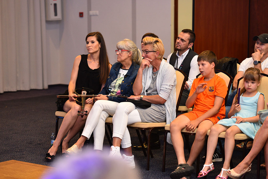 Gwiazdy seriali pokazały kreacje legnickich projektantów