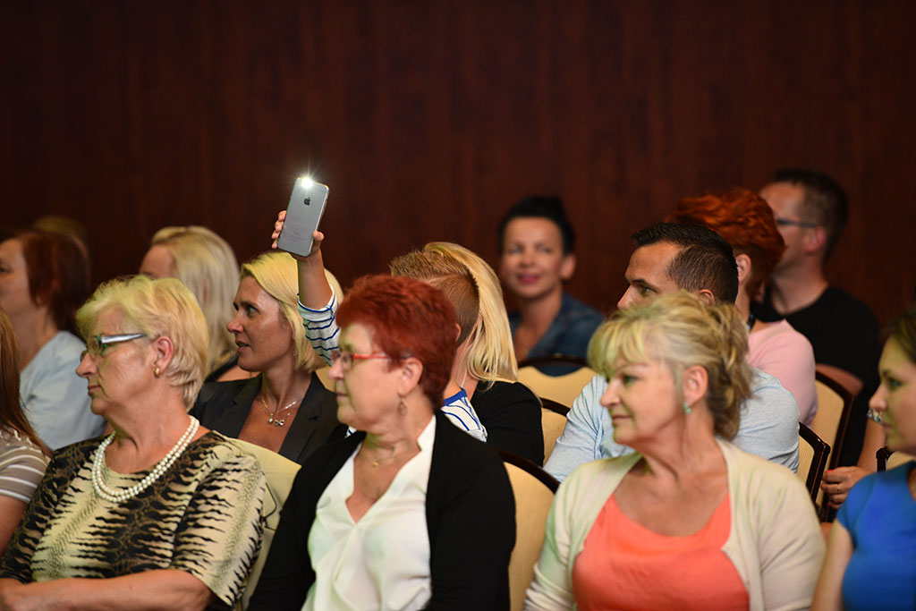 Gwiazdy seriali pokazały kreacje legnickich projektantów