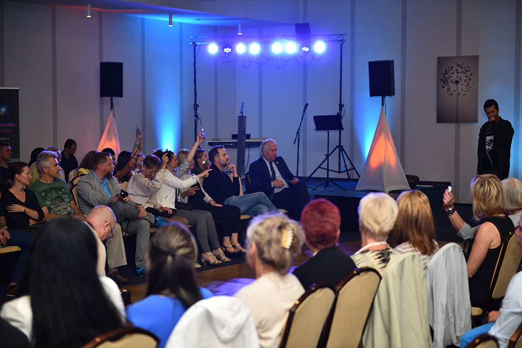 Gwiazdy seriali pokazały kreacje legnickich projektantów