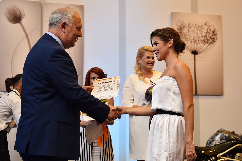 Gwiazdy seriali pokazały kreacje legnickich projektantów