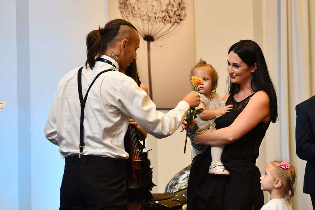 Gwiazdy seriali pokazały kreacje legnickich projektantów