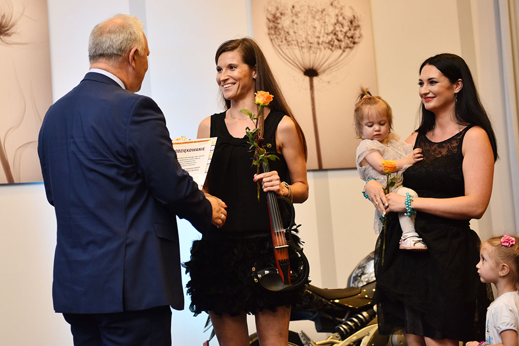 Gwiazdy seriali pokazały kreacje legnickich projektantów