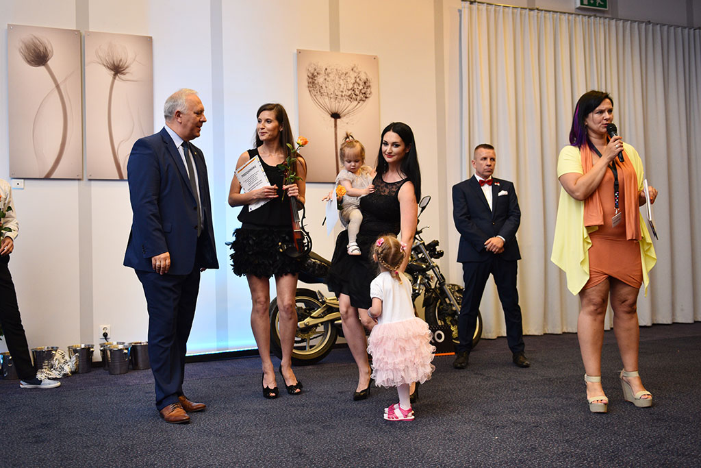 Gwiazdy seriali pokazały kreacje legnickich projektantów