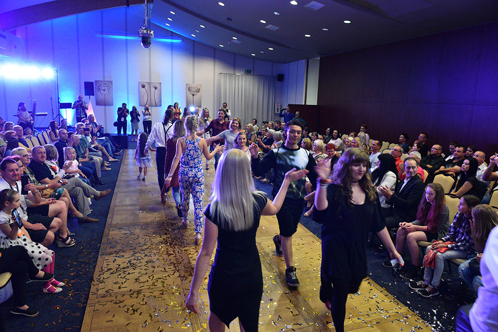 Gwiazdy seriali pokazały kreacje legnickich projektantów