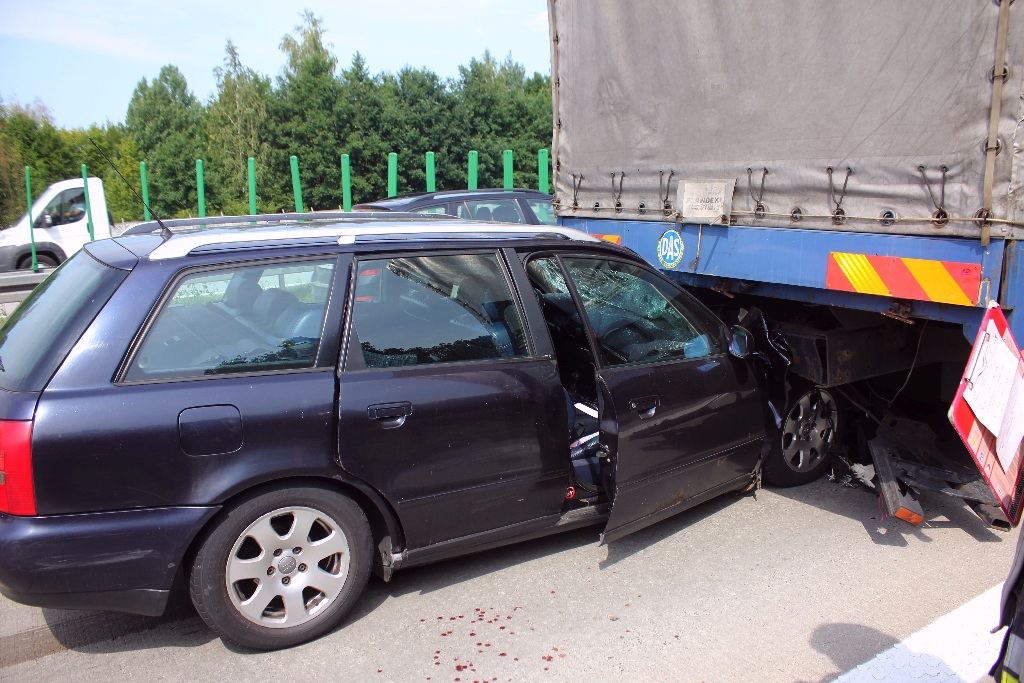 Audi wjechało w ciężarówkę na autostradzie pod Legnicą