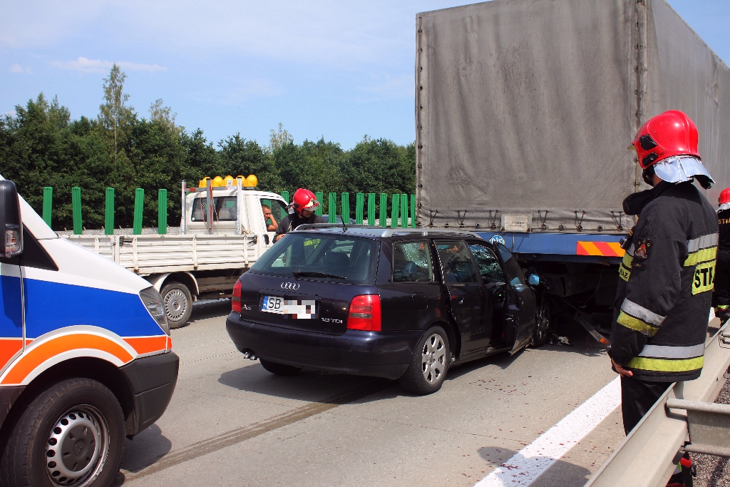 Audi wjechało w ciężarówkę na autostradzie pod Legnicą