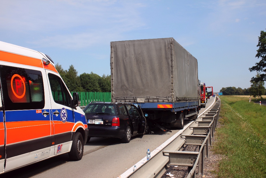 Audi wjechało w ciężarówkę na autostradzie pod Legnicą