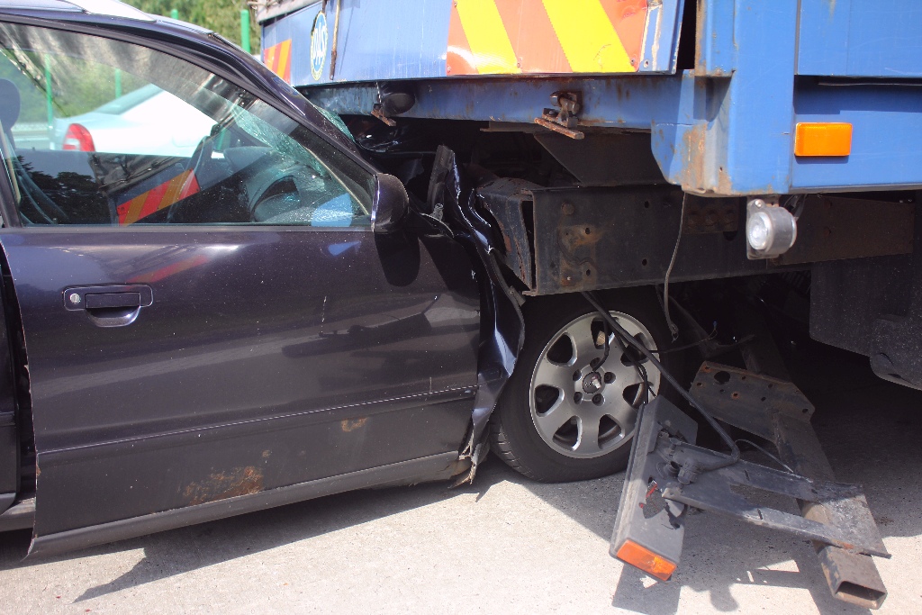 Audi wjechało w ciężarówkę na autostradzie pod Legnicą