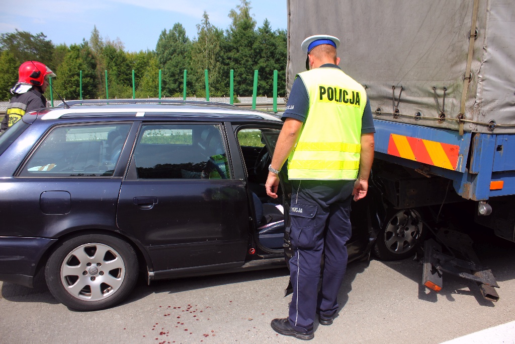 Audi wjechało w ciężarówkę na autostradzie pod Legnicą