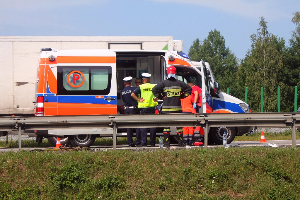 Audi wjechało w ciężarówkę na autostradzie pod Legnicą