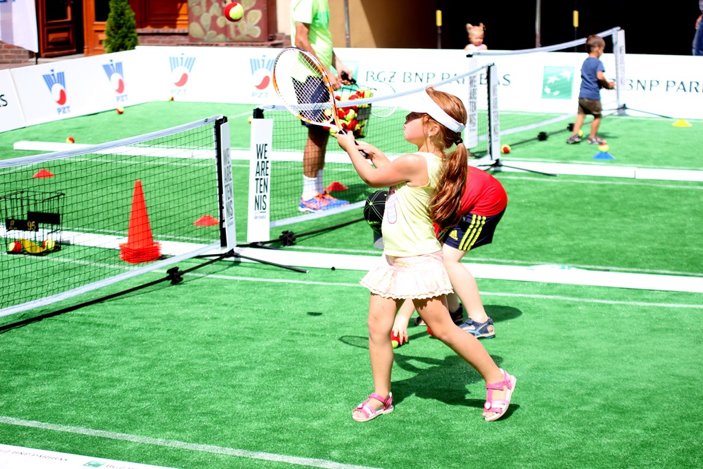 Dzieciaki do Rakiet, czyli tenis ziemny w legnickim Rynku
