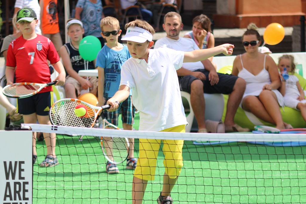 Dzieciaki do Rakiet, czyli tenis ziemny w legnickim Rynku