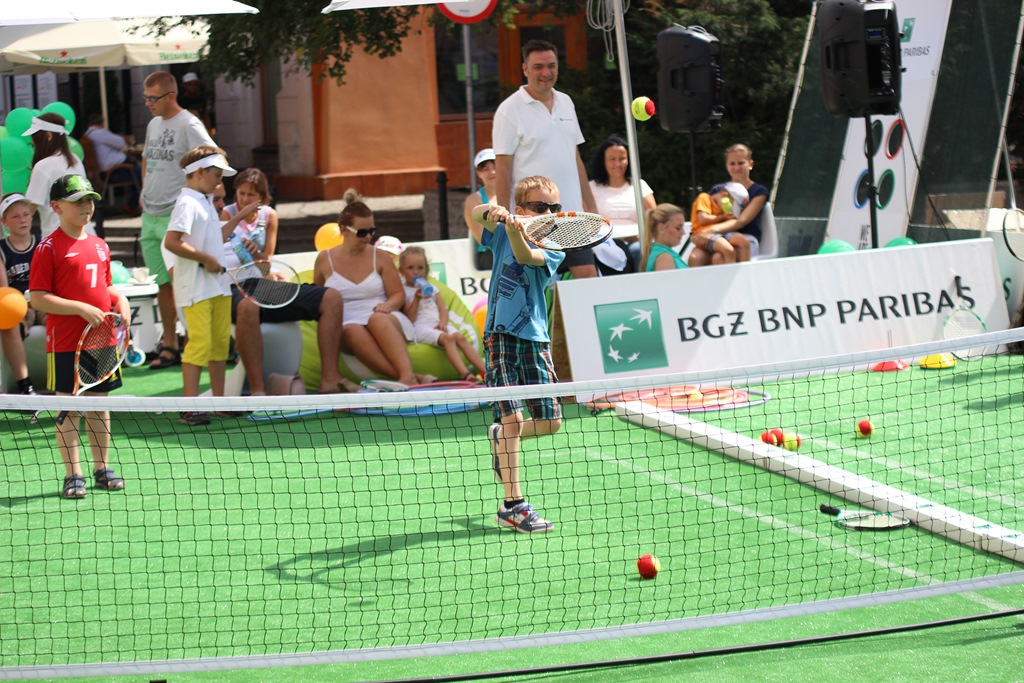 Dzieciaki do Rakiet, czyli tenis ziemny w legnickim Rynku