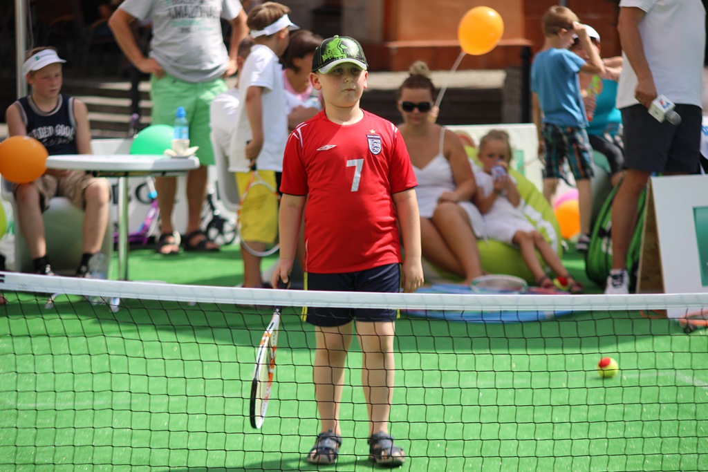 Dzieciaki do Rakiet, czyli tenis ziemny w legnickim Rynku